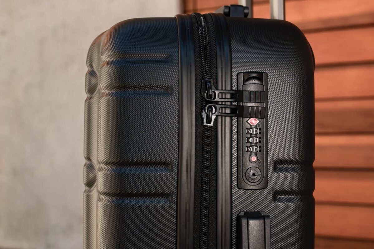Comment changer le code d'une valise perdue : une explication facile !